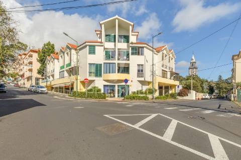 Apartamento t2 no centro do caniço – mobilado, com garagem e licença al