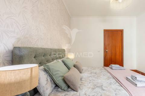 Apartamento t2 no centro do caniço – mobilado, com garagem e licença al