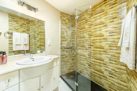 Apartamento t2 no centro do caniço – mobilado, com garagem e licença al