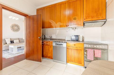 Apartamento t2 no centro do caniço – mobilado, com garagem e licença al