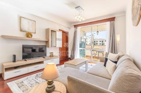 Apartamento t2 no centro do caniço – mobilado, com garagem e licença al