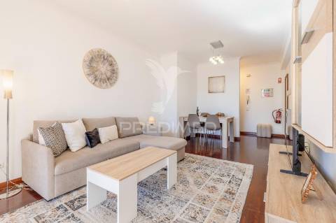 Apartamento t2 no centro do caniço – mobilado, com garagem e licença al