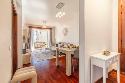 Apartamento t2 no centro do caniço – mobilado, com garagem e licença al