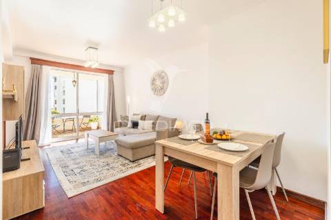 Apartamento t2 no centro do caniço – mobilado, com garagem e licença al