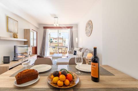 Apartamento t2 no centro do caniço – mobilado, com garagem e licença al