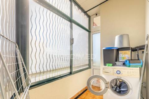 Apartamento t2 no centro do caniço – mobilado, com garagem e licença al