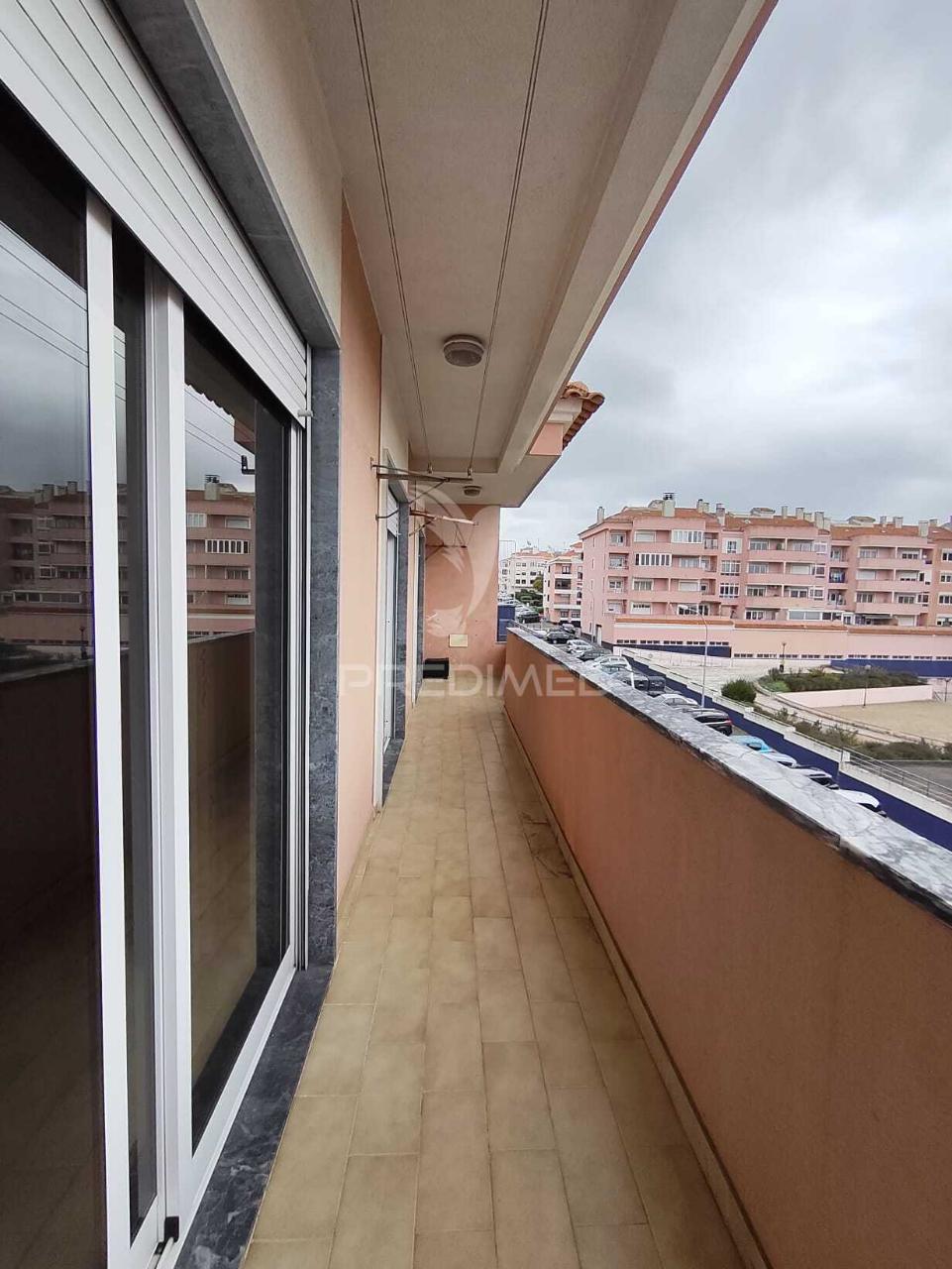 Apartamento t3 com parqueamento e varanda,barcarena,oeiras.