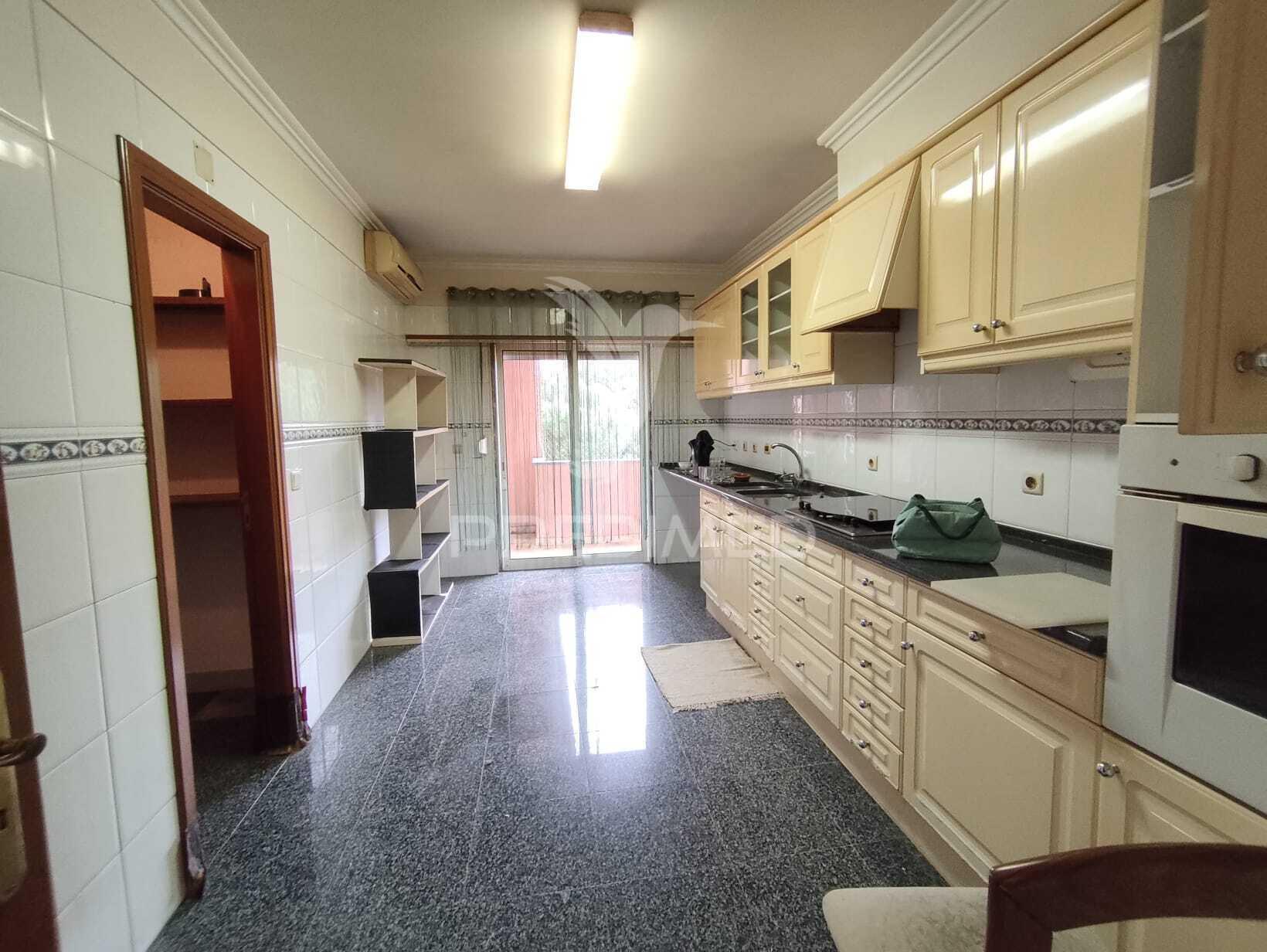 Apartamento t3 com parqueamento e varanda,barcarena,oeiras.