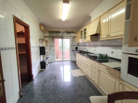 Apartamento t3 com parqueamento e varanda,barcarena,oeiras.