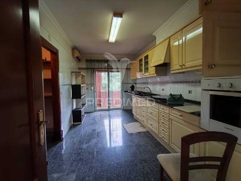 Apartamento t3 com parqueamento e varanda,barcarena,oeiras.