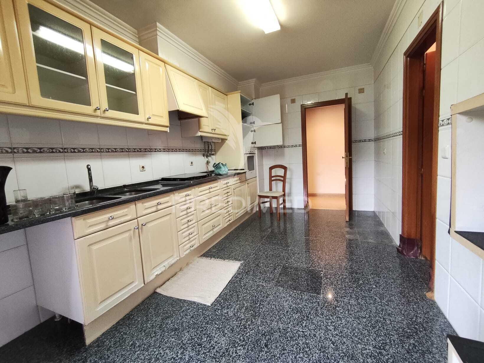 Apartamento t3 com parqueamento e varanda,barcarena,oeiras.