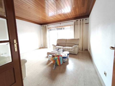 Apartamento t3 com parqueamento e varanda,barcarena,oeiras.