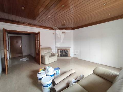 Apartamento t3 com parqueamento e varanda,barcarena,oeiras.