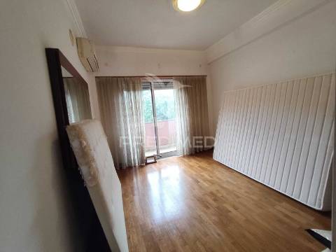 Apartamento t3 com parqueamento e varanda,barcarena,oeiras.