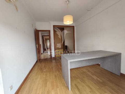 Apartamento t3 com parqueamento e varanda,barcarena,oeiras.