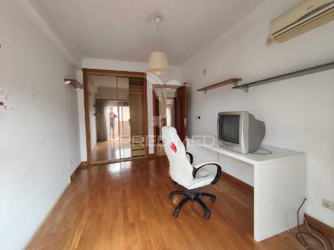 Apartamento t3 com parqueamento e varanda,barcarena,oeiras.