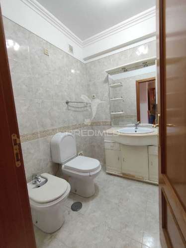 Apartamento t3 com parqueamento e varanda,barcarena,oeiras.