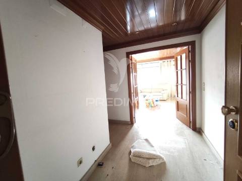 Apartamento t3 com parqueamento e varanda,barcarena,oeiras.