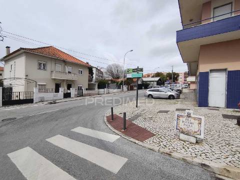 Apartamento t3 com parqueamento e varanda,barcarena,oeiras.