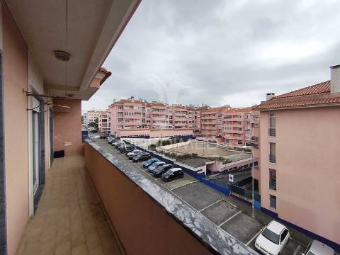 Apartamento t3 com parqueamento e varanda,barcarena,oeiras.