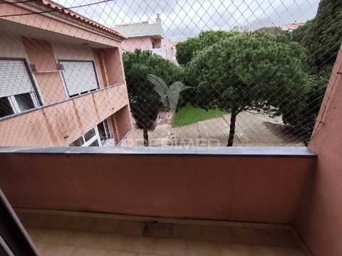 Apartamento t3 com parqueamento e varanda,barcarena,oeiras.