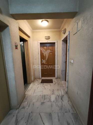 Apartamento t3 com parqueamento e varanda,barcarena,oeiras.