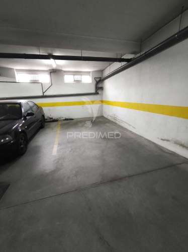 Apartamento t3 com parqueamento e varanda,barcarena,oeiras.