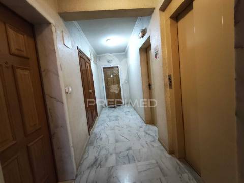 Apartamento t3 com parqueamento e varanda,barcarena,oeiras.