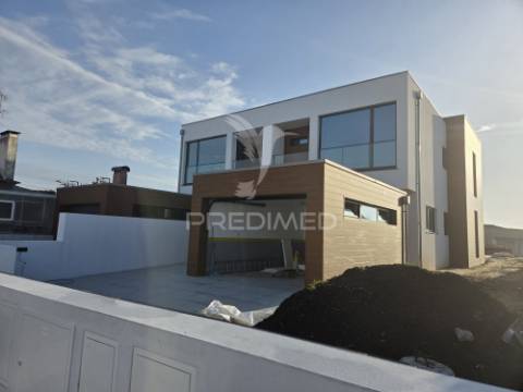 Moradia t4 em aradas