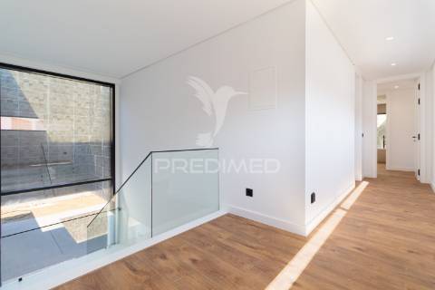 Moradia t5 contemporânea de luxo | marisol – charneca de caparica