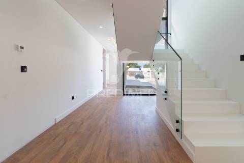 Moradia t5 contemporânea de luxo | marisol – charneca de caparica