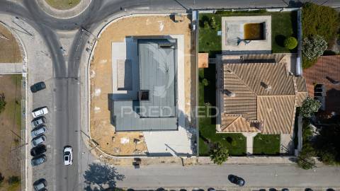 Moradia t5 contemporânea de luxo | marisol – charneca de caparica