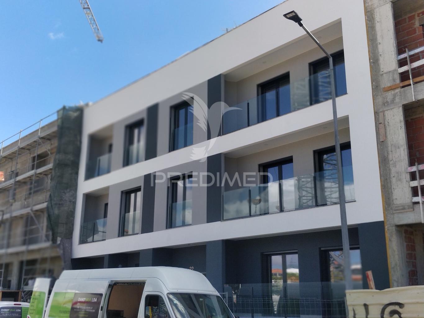 T2 duplex com parqueamento e churrasqueira.