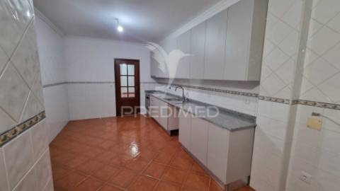 Apartamento t3 remodelado no centro da vila de ancede – baião