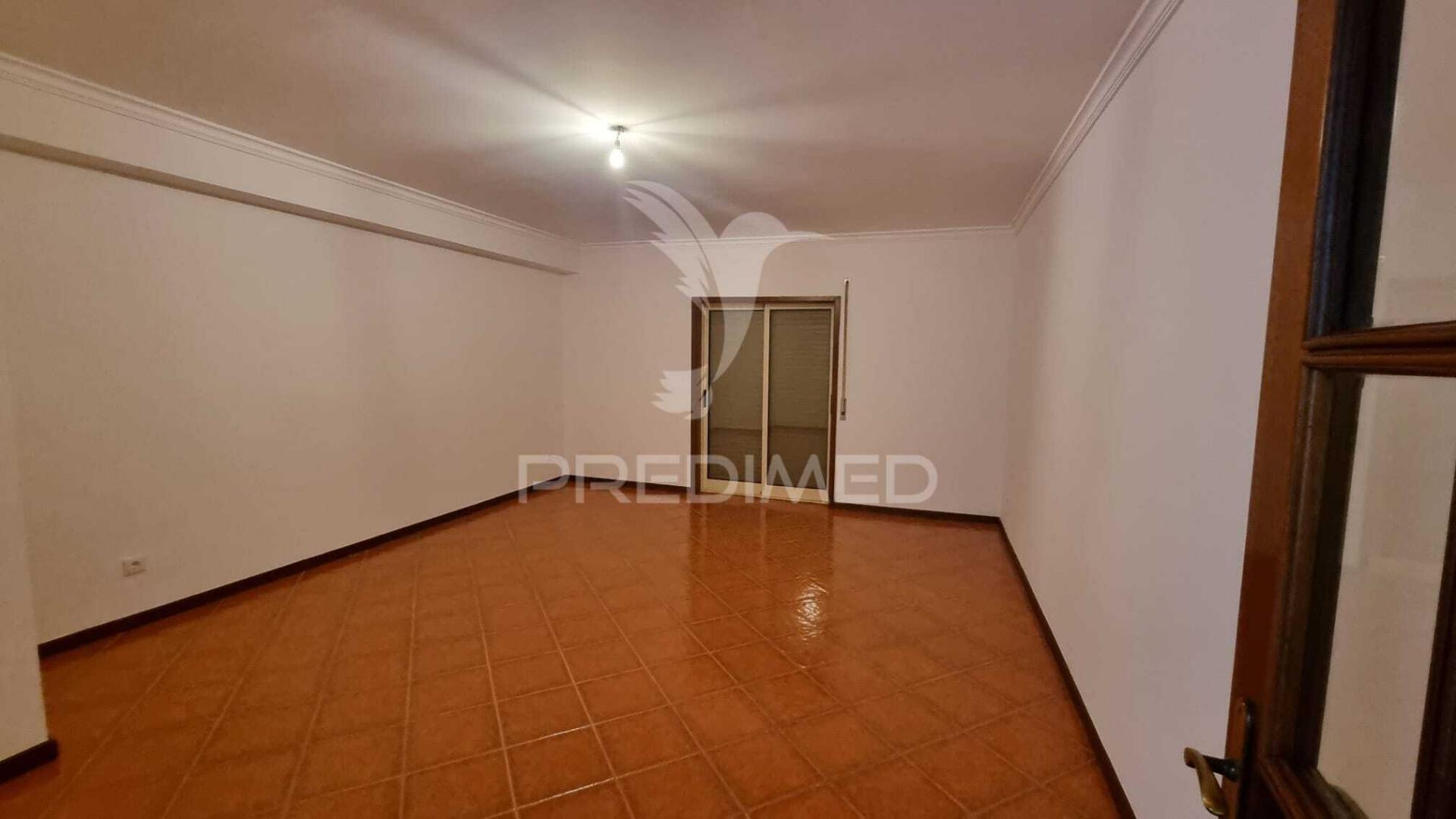 Apartamento t3 remodelado no centro da vila de ancede – baião