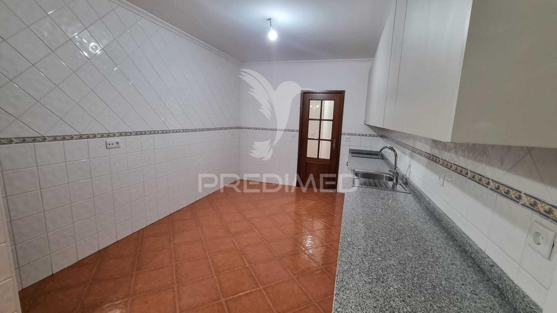 Apartamento t3 remodelado no centro da vila de ancede – baião