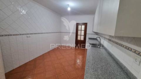 Apartamento t3 remodelado no centro da vila de ancede – baião