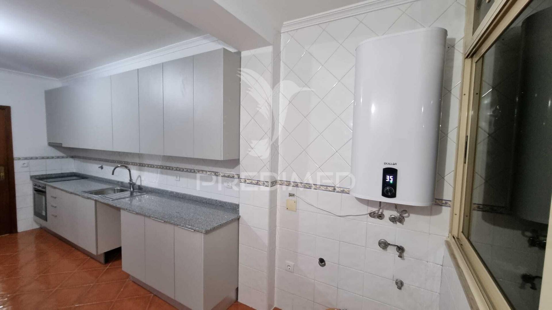 Apartamento t3 remodelado no centro da vila de ancede – baião
