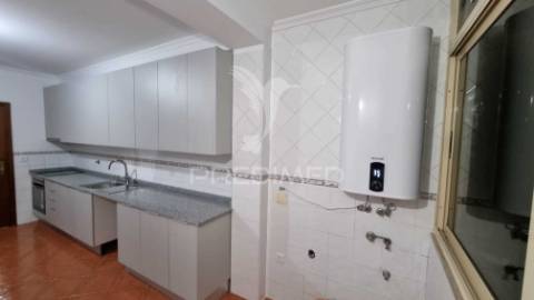 Apartamento t3 remodelado no centro da vila de ancede – baião