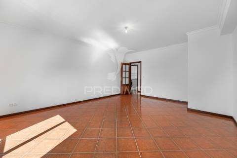 Apartamento t3 remodelado no centro da vila de ancede – baião