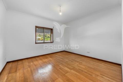 Apartamento t3 remodelado no centro da vila de ancede – baião