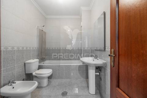 Apartamento t3 remodelado no centro da vila de ancede – baião