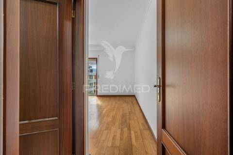 Apartamento t3 remodelado no centro da vila de ancede – baião