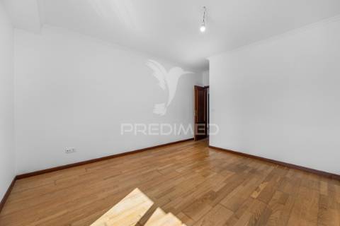 Apartamento t3 remodelado no centro da vila de ancede – baião