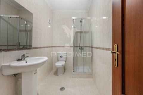 Apartamento t3 remodelado no centro da vila de ancede – baião