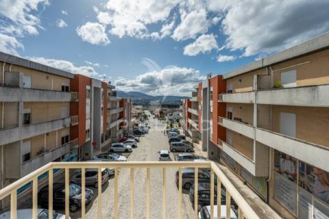 Apartamento t3 remodelado no centro da vila de ancede – baião