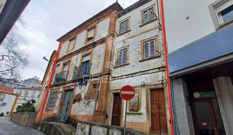 Conjunto de duas moradias para converter em apartamentos