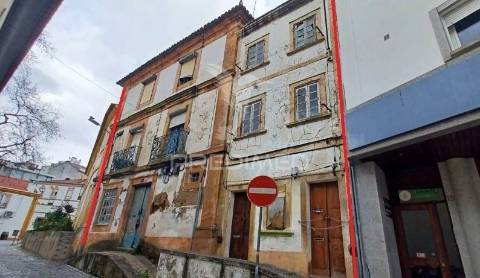 Conjunto de duas moradias para converter em apartamentos