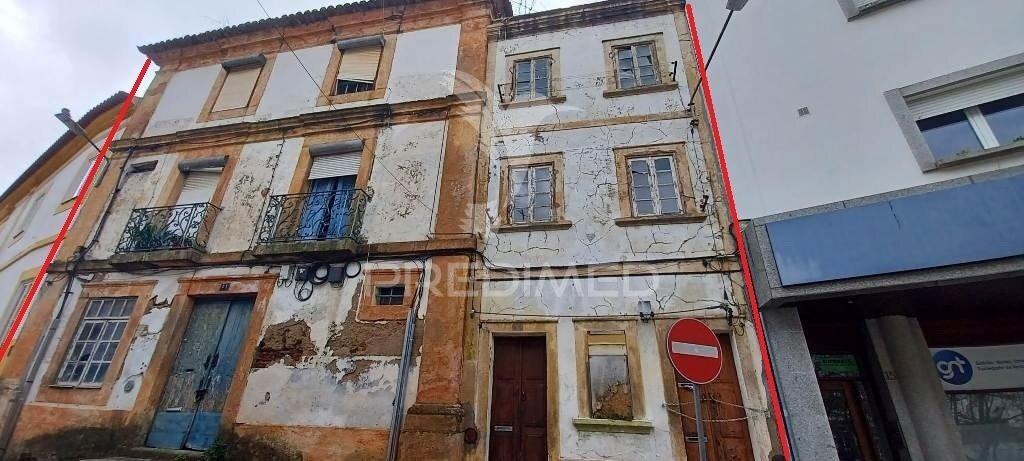 Conjunto de duas moradias para converter em apartamentos