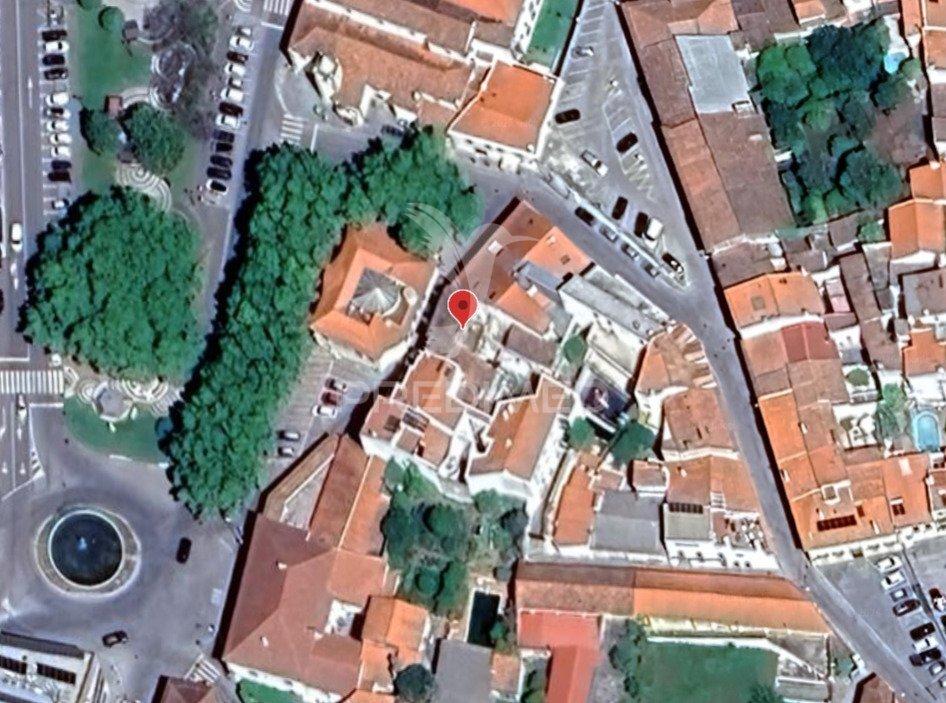 Conjunto de duas moradias para converter em apartamentos